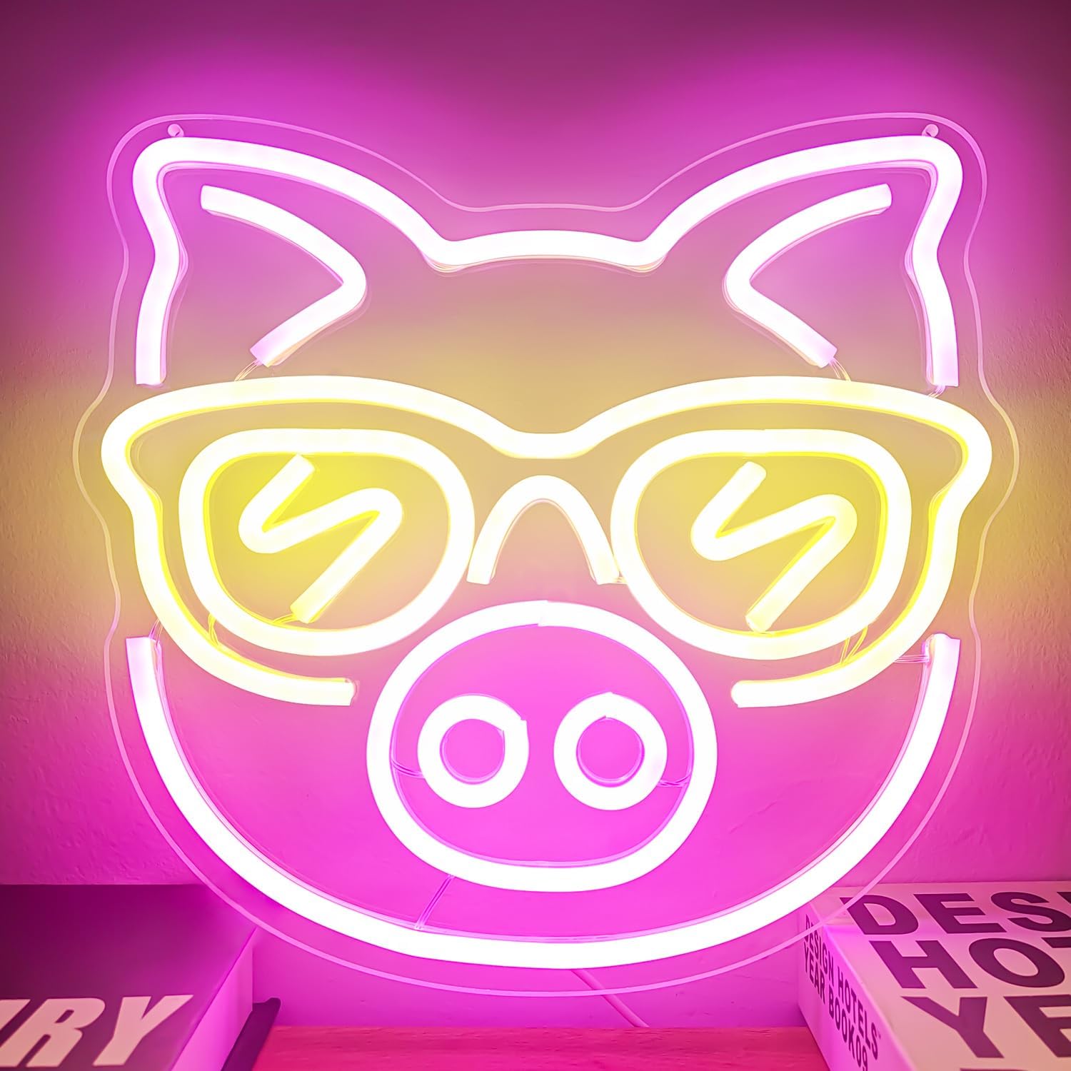 Outdoor Lighting Decor Ideas - Rosa Schwein mit gelber Brille, Neonschild,